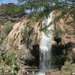 Hammamat Main  a legjelentősebb gyógyfürdőhely a Közel-Keleten.  A területen hatvan termálforrás van 45–60 fokos vízhőmérséklettel. A leglátványosabb a 45 méter magas zuhatag a római fürdővel  és a természetes szauna  barlangokkal.