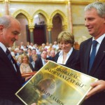 • Soltész Miklós államtitkár átadja az Idősbarát Önkormányzat díjat Turai István polgármesternek